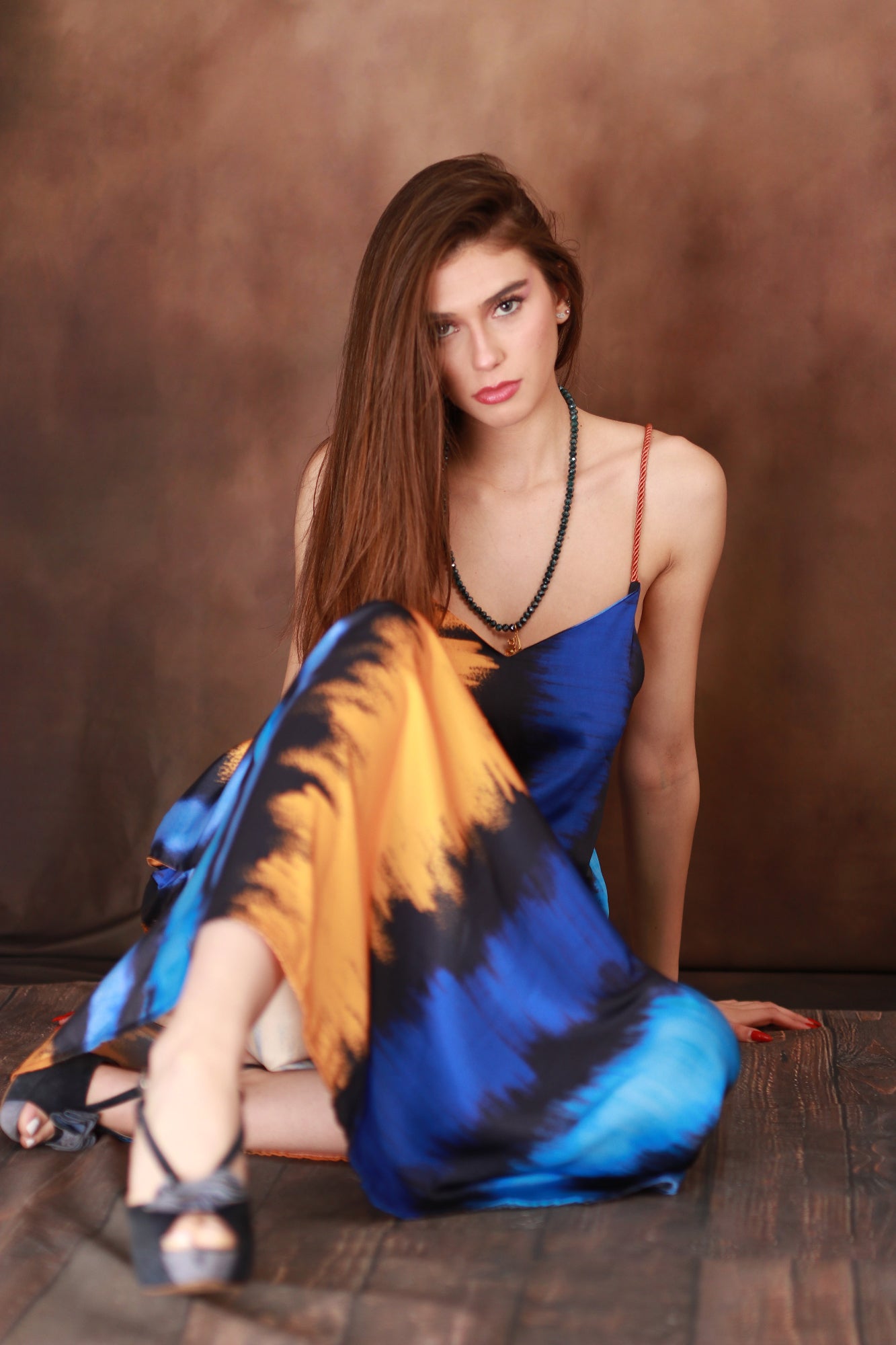 PARAÏMA NOCTURNO DRESS MODEL SITTING